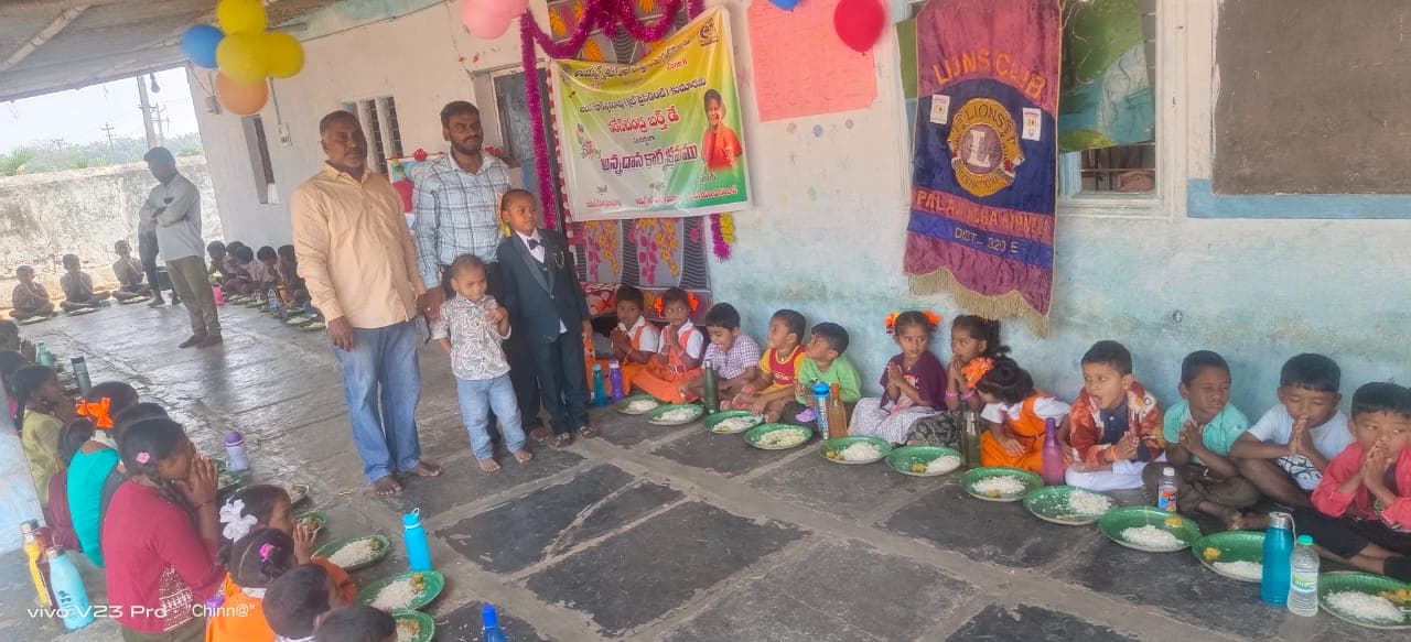 లయన్స్ క్లబ్ ఆఫ్ పాల్వంచ కిన్నెరసాని ఆధ్వర్యంలో అన్నదాన కార్యక్రమం