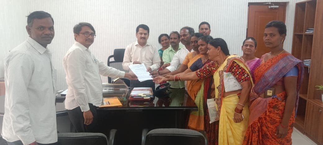 ఔట్ సోర్సింగ్ కార్మికులకు 18 నెలల వేతన బకాయిలు చెల్లించండి