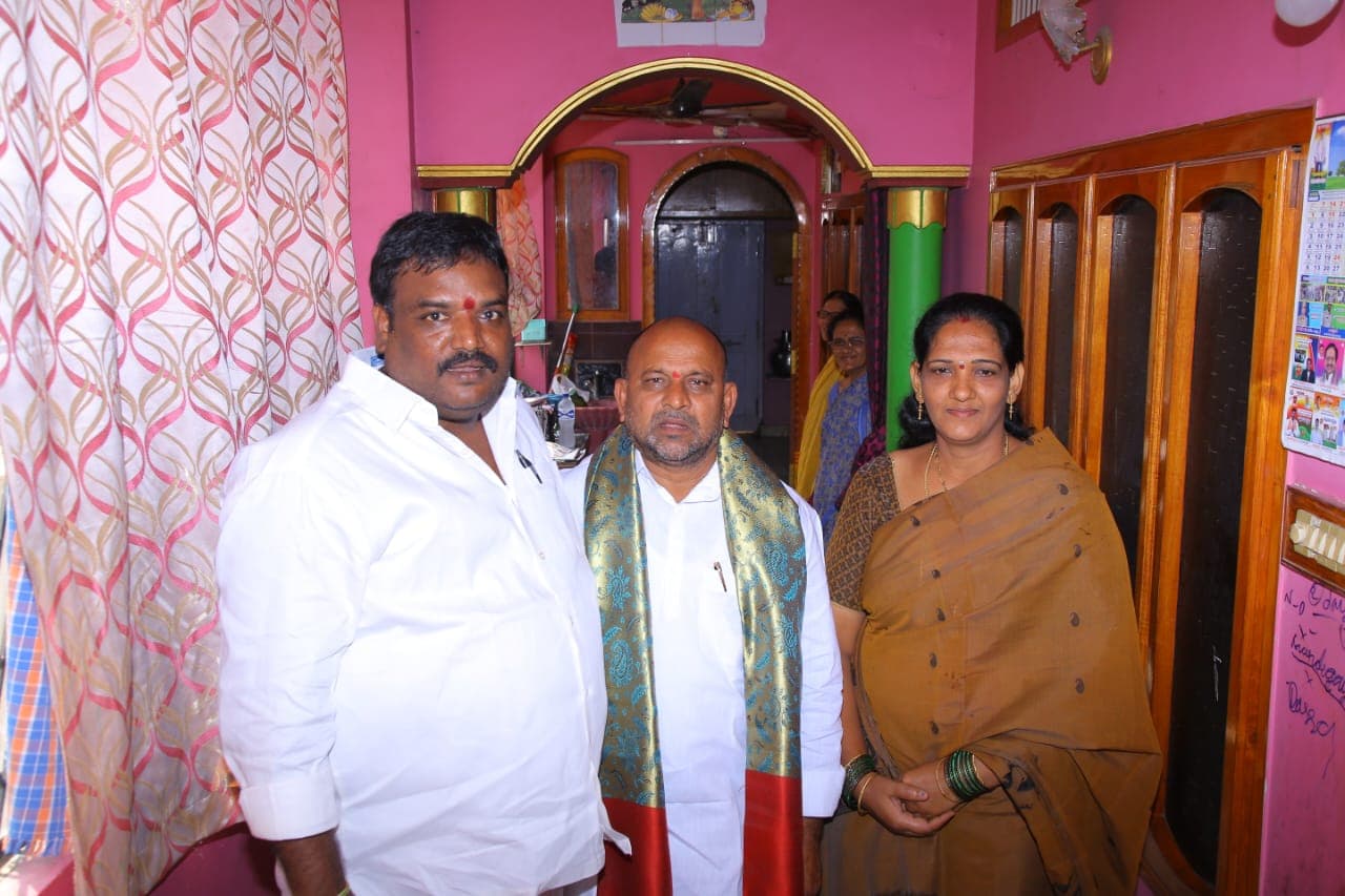 కట్ల సంతోష్ నివాసానికి వైరా ఎమ్మెల్యే రాందాస్ నాయక్