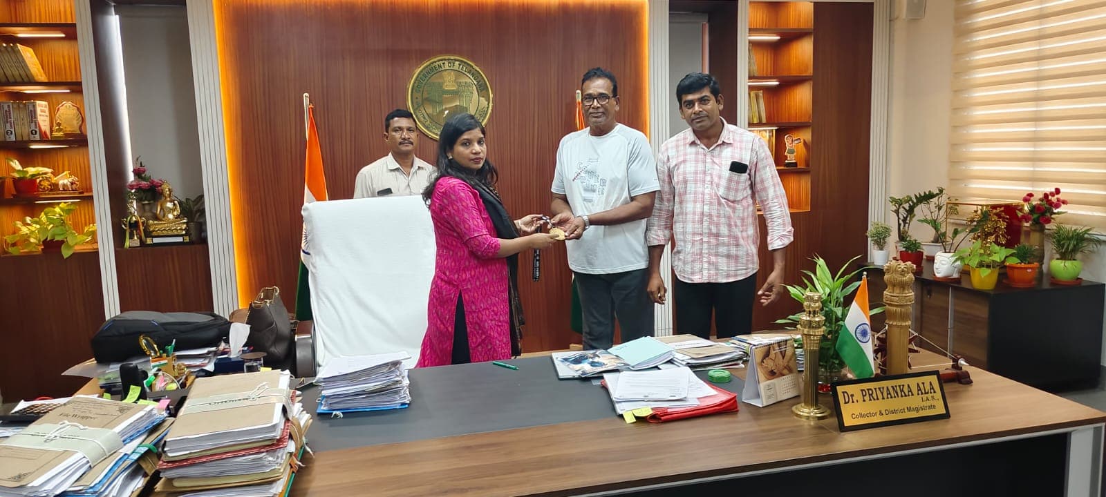 సిటీ స్టైల్ జిమ్ క్రీడాకారుడిని అభినందించిన జిల్లా కలెక్టర్ ప్రియాంక అల