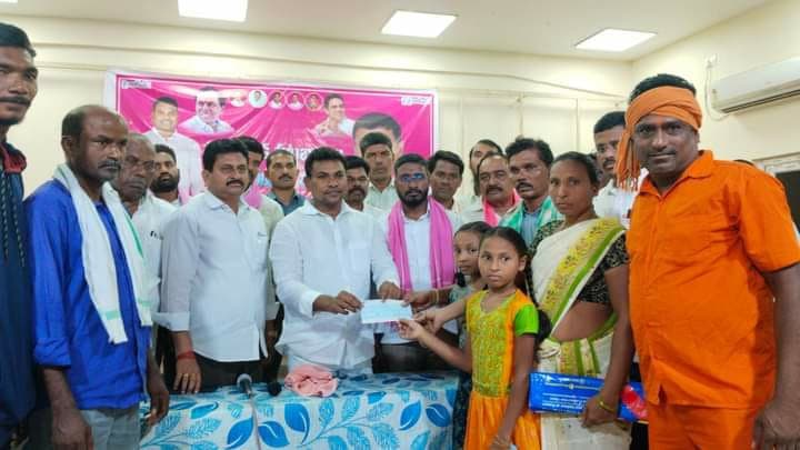రేగా విష్ణు మెమోరియల్ ట్రస్టు ద్వారా నిరుపేద కుటుంబానికి రూ. 50,000 ఆర్ధిక సహాయం