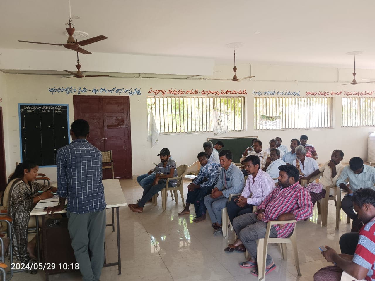 రైతులకు జీలుగులు పంపిణీ చేసిన వ్యవసాయ అధికారి