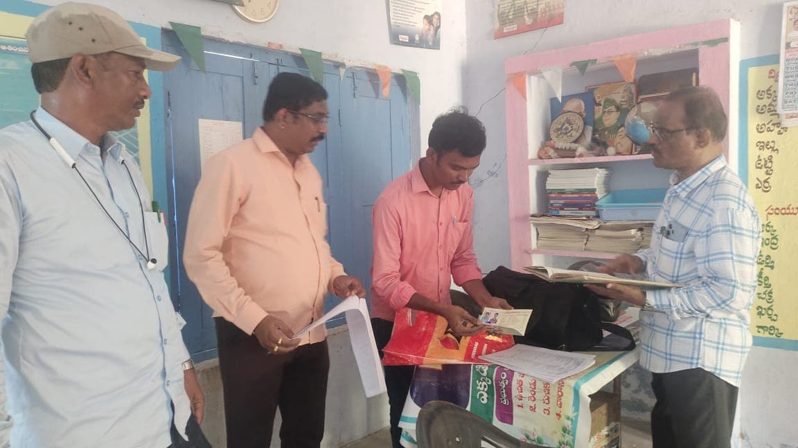 అమ్మ ఆదర్శ పాఠశాల పనులను పరిశీలించిన జిల్లా విద్యాధికారి