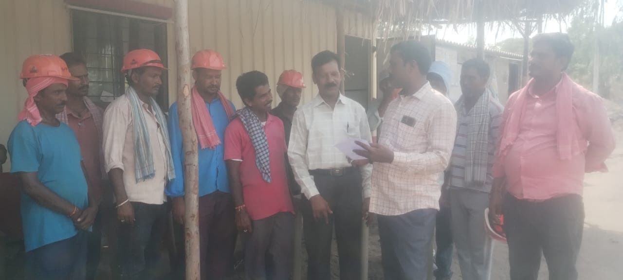 బ్లాస్టింగ్ కార్మికులకు స్కిల్డ్ వేతనాలు చెల్లించాలని వినతి పత్రం అందజేసిన ఏఐటీయూసీ