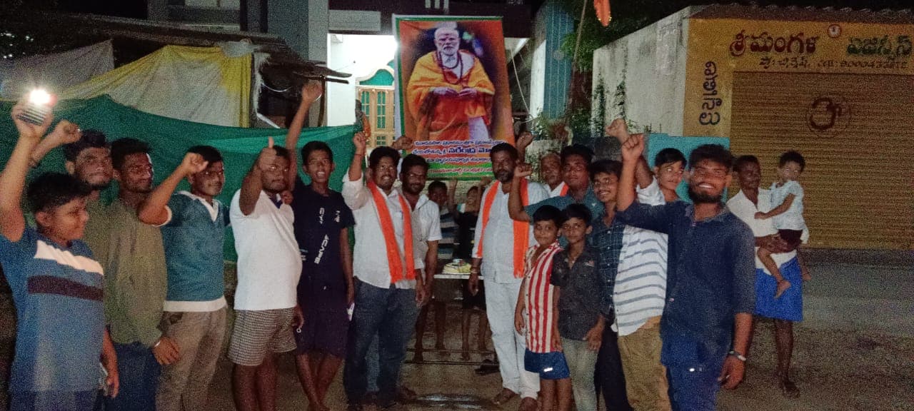 సంబురాలలో మునిగితేలిన మండల బీజేపీ శ్రేణులు