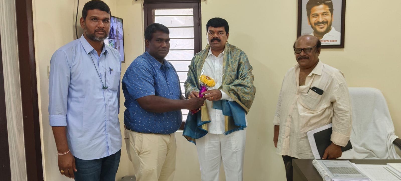 పాయంను మర్యాదపూర్వకంగా కలిసిన ఐటీడీఏ, పాల్వంచ డివిజన్ డీఈ మధుకర్