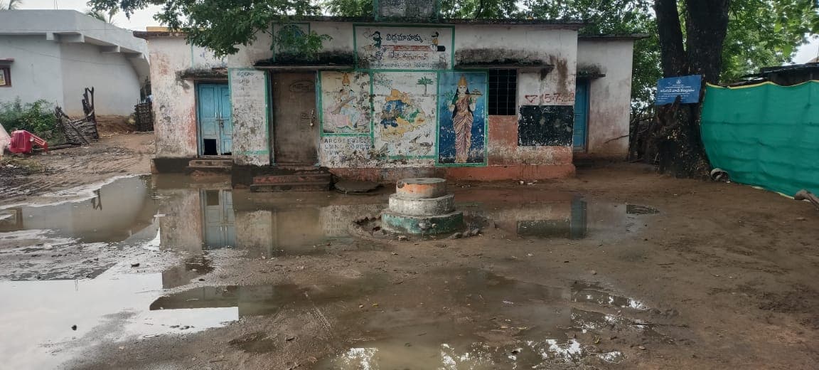 మురుగు కాల్వను తలపిస్తున్న బీసీ రాయిగూడెం ప్రాథమిక పాఠశాల