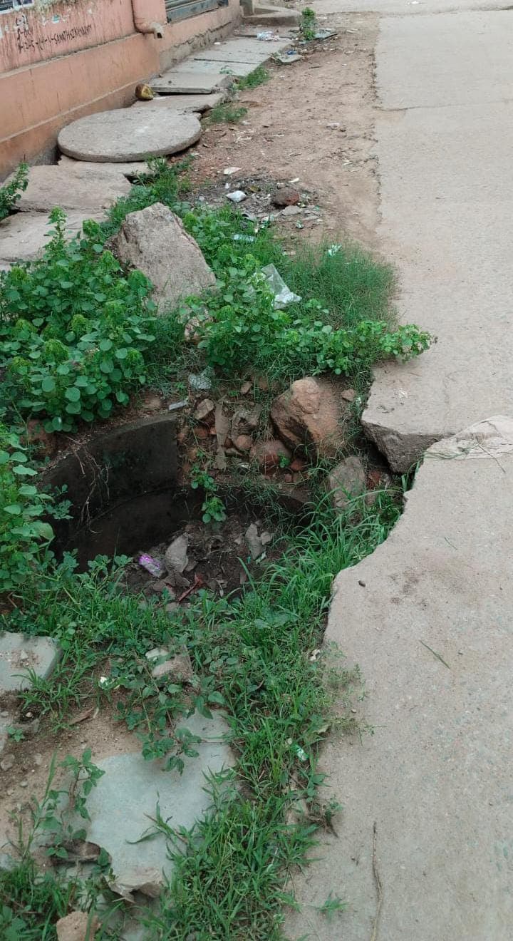 రోడ్డు పక్కన పొంచి ఉన్న పెనుప్రమాదం