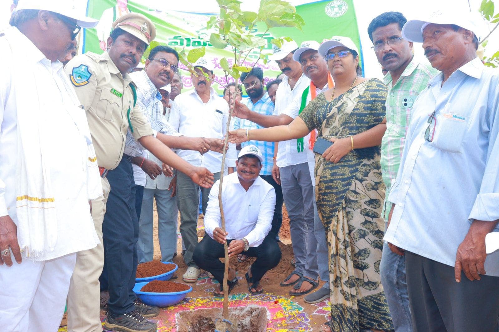 వన మహోత్సవ కార్యక్రమంలో మొక్కలు నాటిన ఎమ్మెల్యే జారే