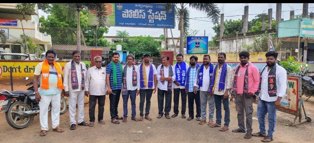 శ్రీనివాస్ ఆత్మహత్మయత్నానికి గల కారణాలను తెలుసుకున్న నియోజకవర్గ ఆదివాసీ నాయకులు