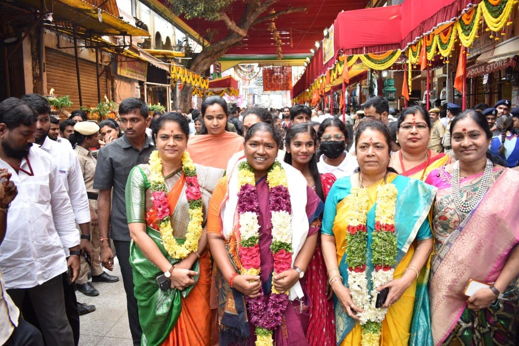 సికింద్రాబాద్ శ్రీ ఉజ్జయినీ మహంకాళీ అమ్మవారిని దర్శించుకున్న మంత్రి సీతక్క