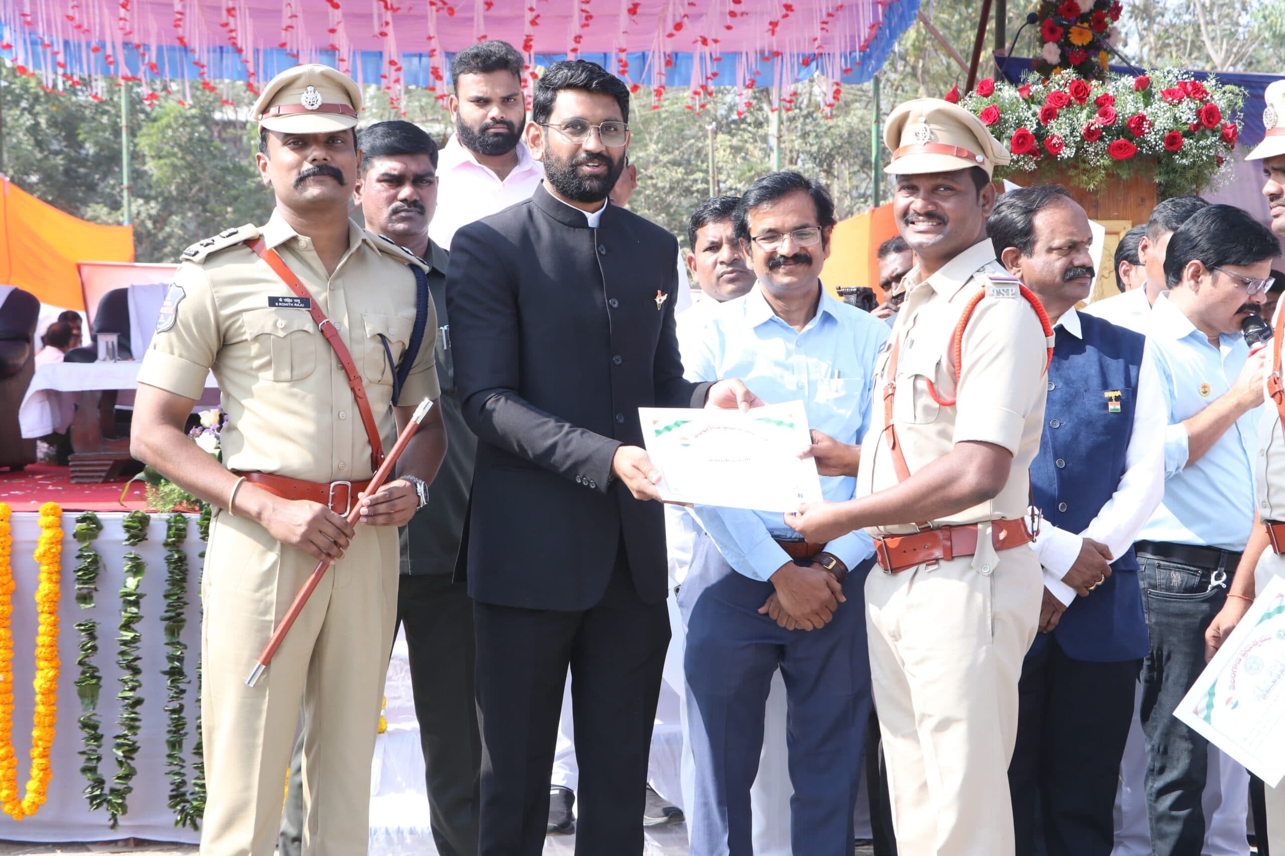 ప్రశంసా పత్రం అందుకున్న గుండాల సీఐ రవీందర్