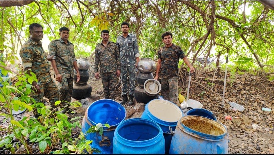 గుడుంబా స్థావరాలపై మెరుపు దాడులు