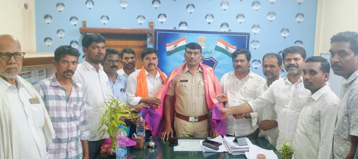 నూతన ఎస్సైని కలిసిన బీజేపీ మండల నాయకులు