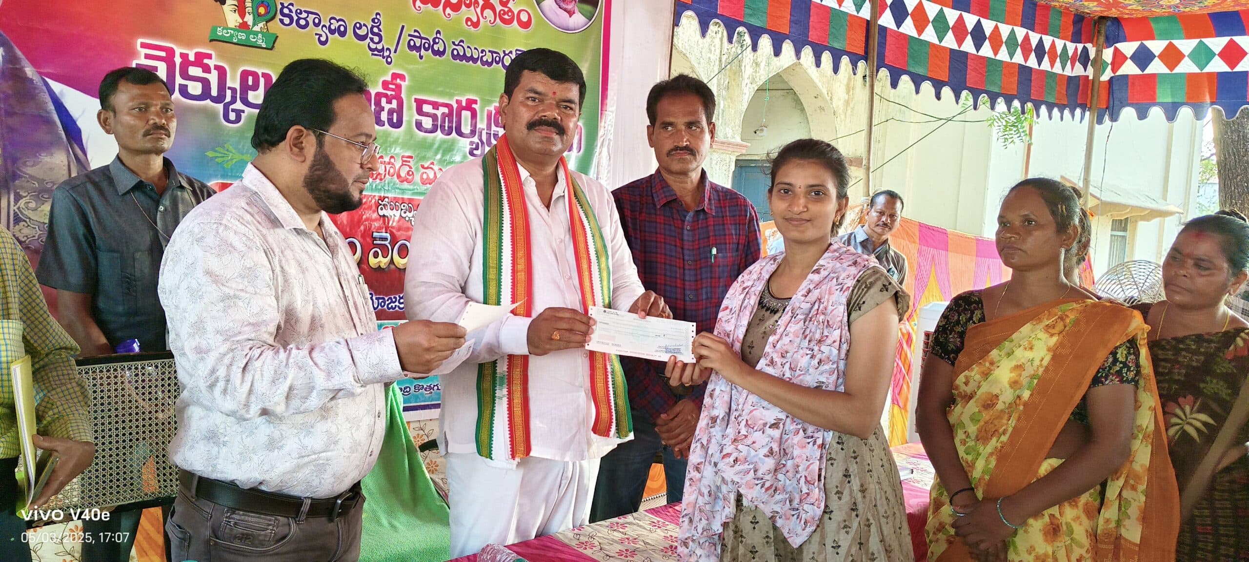 కళ్యాణ లక్ష్మి, షాదీ ముబారక్ చెక్కులను పంపిణీ చేసిన ఎమ్మెల్యే పాయం వెంకటేశ్వర్లు