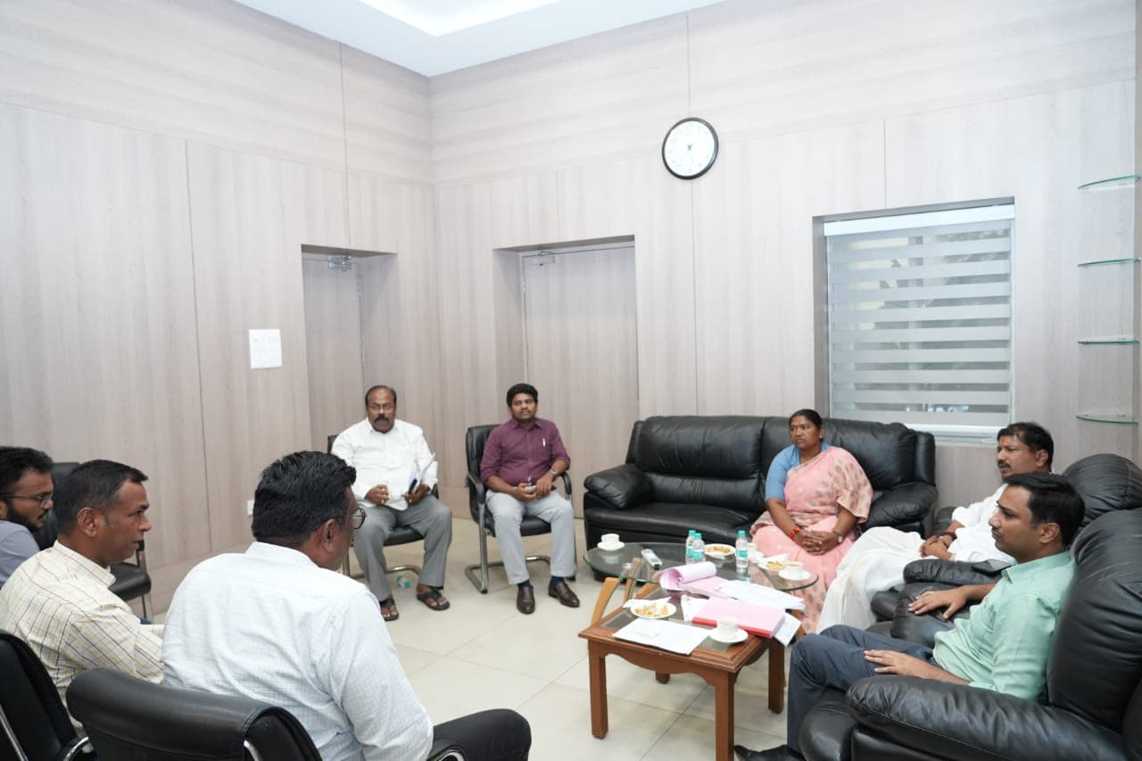 సీడ్ కంపెనీలకు మంత్రి సీతక్క హెచ్చరిక