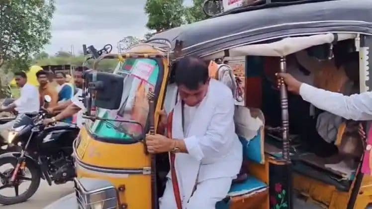 ఆటోవాలాను వరించిన కీలక పదవి… షాక్ అయిన తోటి స్నేహితులు