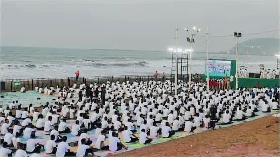 విశాఖ యోగా డేకు భారీ స్పందన… ఐదు లక్షల మందితో యోగాసనాలు
