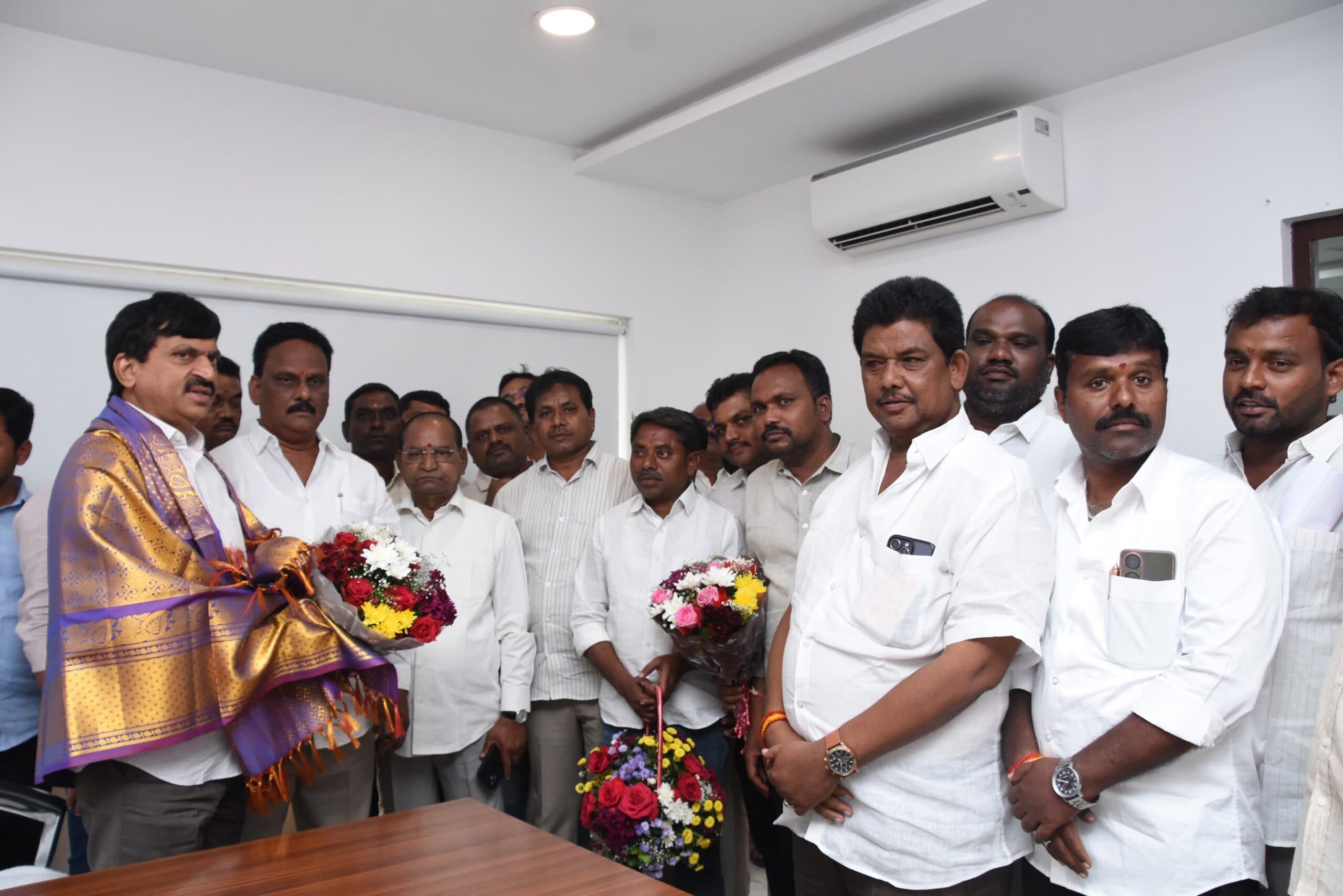 పొంగులేటిని కలిసిన ఎమ్మెల్యే కోరం, సొసైటీ చైర్మన్ లక్కినేని