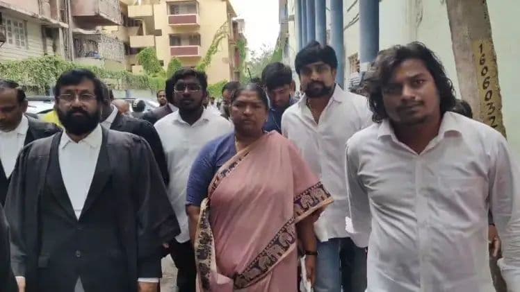 నాంపల్లి కోర్టుకు హాజరైన మంత్రి సీతక్క. ఆనాటి కేసులో విచారణ