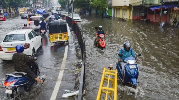 తీరం దాటిన వాయుగుండం, అతి భారీ వర్షాలు.. ఈ జిల్లాలకు ప్రమాద హెచ్చరికలు..!!