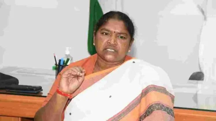 కేసీఆర్పై మంత్రి సీతక్క ఫైర్