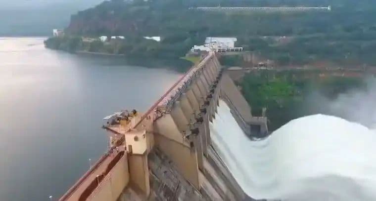 శ్రీశైలం జలాశయానికి పోటెత్తుతున్న వరద