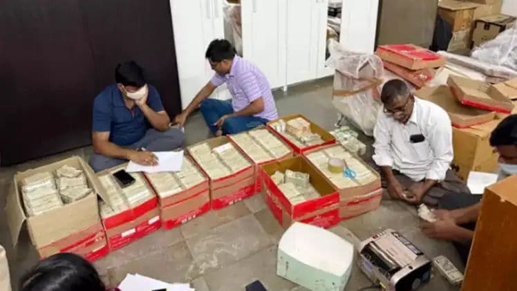 అట్టపెట్టెల్లో దాచిన కరెన్సీ కట్టలు స్వాధీనం
