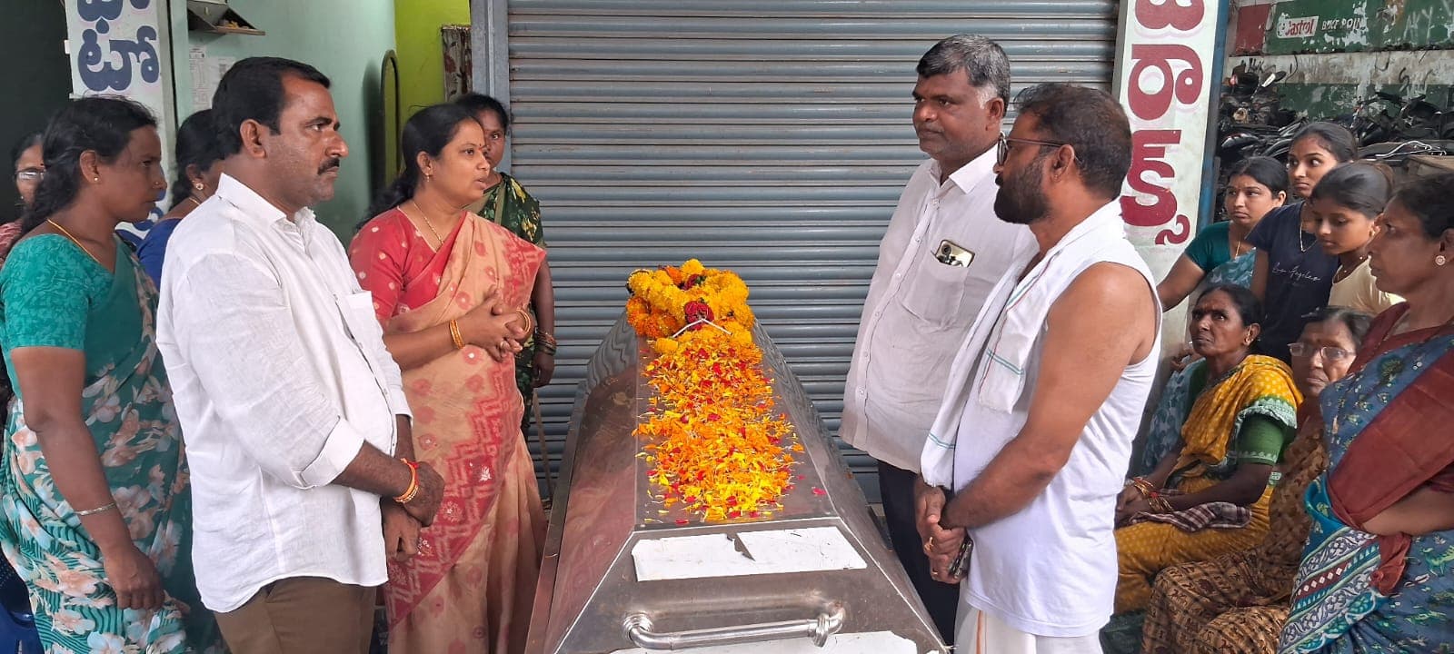 పార్థివ దేహానికి నివాళులర్పించిన మాజీ ఎమ్మెల్యే