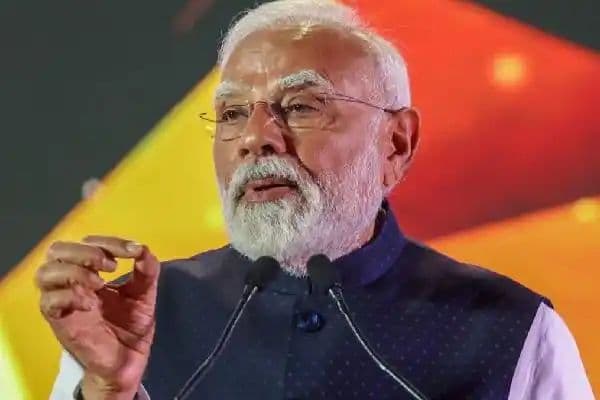 పిచ్చోడితో పోరాటం పిచ్చి పనే…!