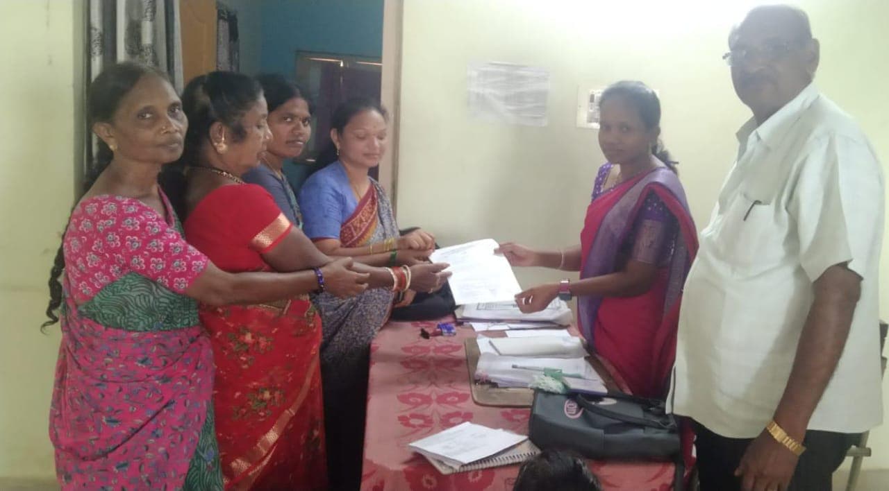 ఔట్ సోర్సింగ్ వర్కర్లకు 26వేలు వేతనం ఇవ్వాలని ఎమ్మెల్యేకు వినతిపత్రం