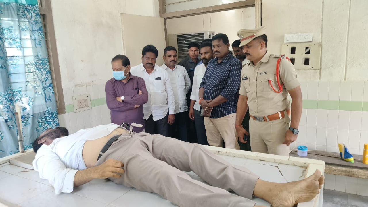 గడపర్తి శ్రీను పార్థివ దేహానికి నివాళులర్పించిన ఎమ్మెల్యే కోరం