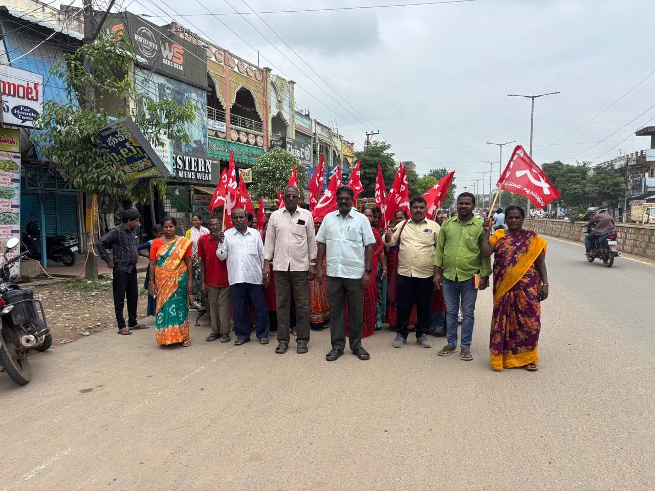 పేదలందరికీ ఇంటి స్థలాలు ఇవ్వాలి..