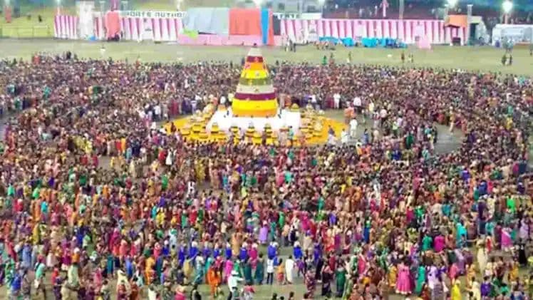 పది వేల మంది మహిళలతో బతుకమ్మ