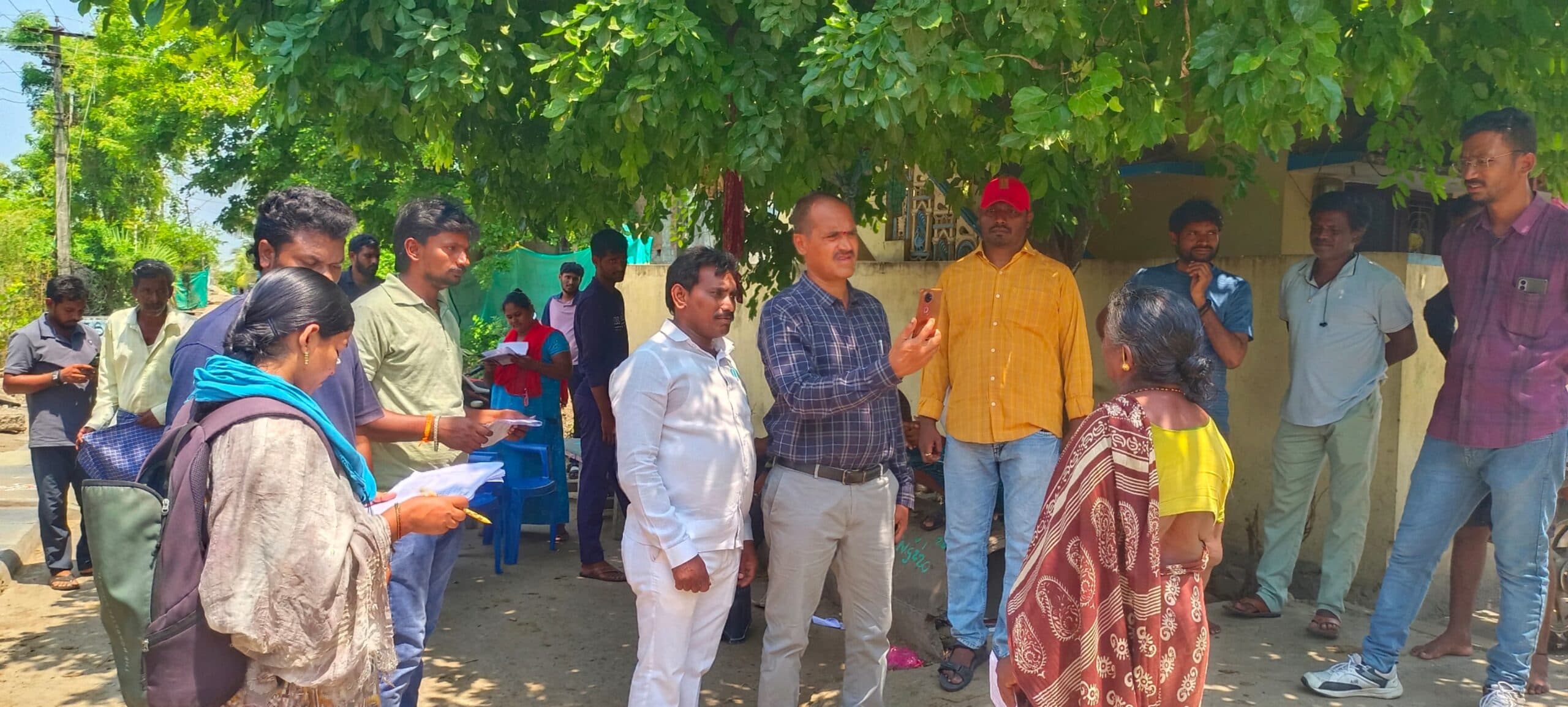 ఉపాధిహామీ కూలీలకు ఈ-కేవైసీ చేస్తున్న ఎంపిడిఓ జమలారెడ్డి.