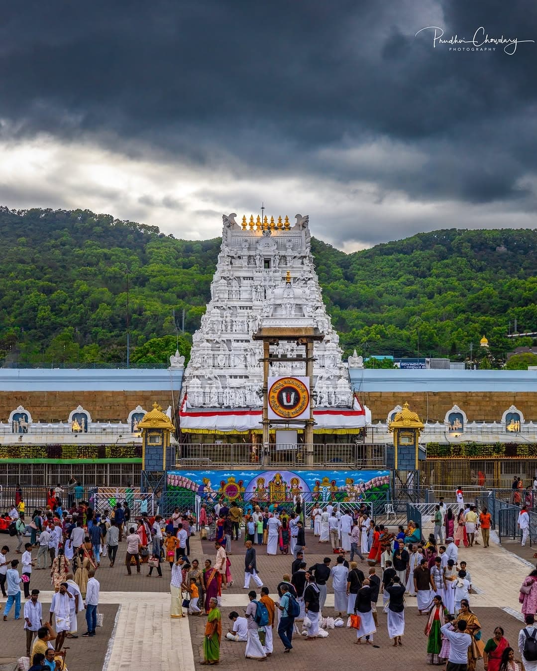 తిరుమలలో కొనసాగుతున్న భక్తుల రద్దీ
